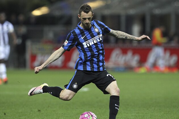 MILAN, ITALY - APRIL 23:  Marcelo Brozovic of FC Internazionale Milano in action during the Serie A match between FC Internazionale Milano and Udinese Calcio at Stadio Giuseppe Meazza on April 23, 2016 in Milan, Italy.  (Photo by Marco Luzzani/Getty Images)