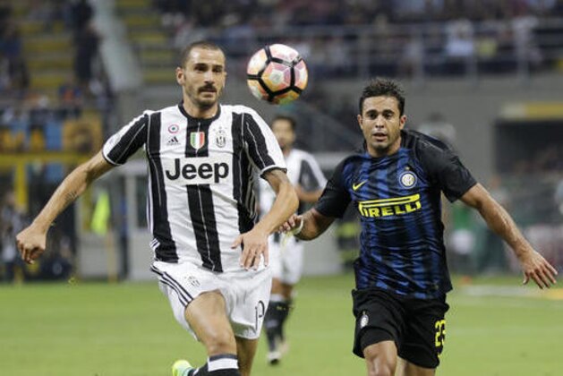 Juventus' Leonardo Bonucci, left, and Inter Milan's Eder go for the ball during their Serie A soccer match at the San Siro stadium in Milan, Italy, Sunday, Sept. 18, 2016. (AP Photo/Antonio Calanni)