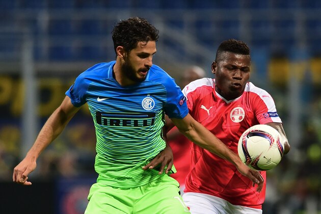 Hapoel Beer Sheva's Brasilian forward Lucio Maranhao (R) vies for the ball with Inter Milan's Italian defender Andrea Ranocchia during the Europa League football match between Inter and Hapoel Beer Sheva on September 15 , 2016 at the San Siro Stadium in Milan. / AFP / GIUSEPPE CACACE        (Photo credit should read GIUSEPPE CACACE/AFP/Getty Images)