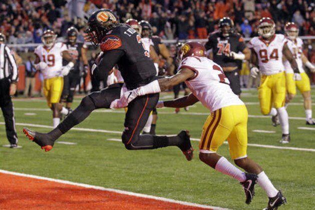 Utah quarterback Troy Williams, left, scores against Southern California defensive back Adoree' Jackson (2) in the first half during an NCAA college football game Friday, Sept. 23, 2016, in Salt Lake City. (AP Photo/Rick Bowmer)