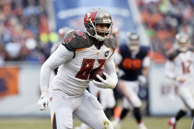 CHICAGO, IL - NOVEMBER 23:  Tight end Austin Seferian-Jenkins #87 of the Tampa Bay Buccaneers runs after a catch during the NFL game against the Chicago Bears on November 23, 2014 at Soldier Field in Chicago, Illinois. The Bears defeated the Buccaneers 21-13. (Photo by Brian Kersey/Getty Images)