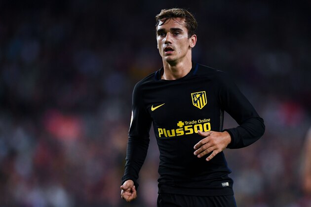 BARCELONA, SPAIN - SEPTEMBER 21:  Antoine Griezmann of Club Atletico de Madrid looks on during the La Liga match between FC Barcelona and Club Atletico de Madrid at the Camp Nou stadium on September 21, 2016 in Barcelona, Spain.  (Photo by David Ramos/Getty Images)