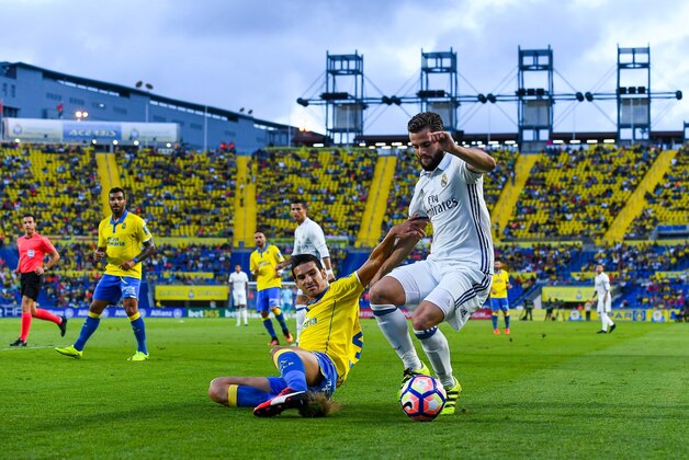 LAS PALMAS, SPAIN - SEPTEMBER 24:  Nacho Fernandez of Real Madrid CF competes for the ball with Vicente Gomez of UD Las Palmas during the La Liga match between UD Las Palmas and Real Madrid CF on September 24, 2016 in Las Palmas, Spain.  (Photo by David Ramos/Getty Images)