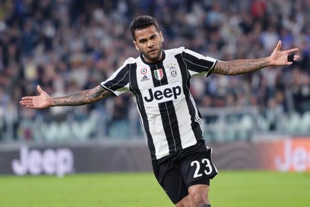 Juventus's Dani Alves celebrates after scoring a goal during the Serie A soccer match between Juventus and Cagliari at the Juventus Stadium in Turin, Italy, Wednesday, Sept. 21, 2016.  (Alessandro Di Marco/ANSA via AP Photo)