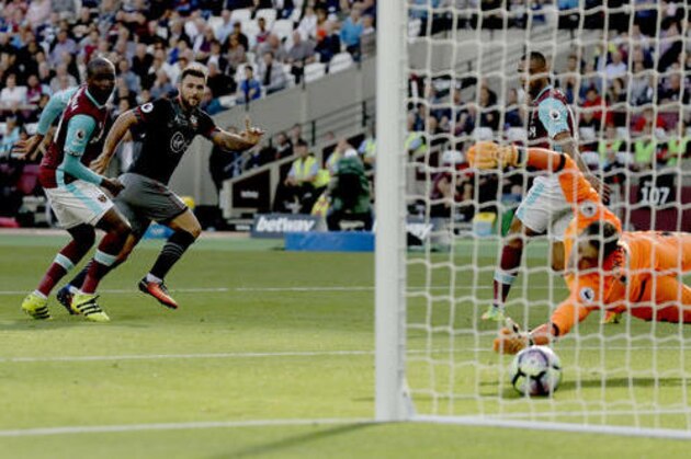 Southampton's Charlie Austin, second left, scores his side's first goal during the English Premier League soccer match between West Ham and Southampton at The London Stadium in London, Sunday, Sept. 25, 2016. (AP Photo/Matt Dunham)