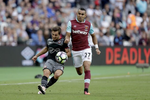 West Ham's Dimitri Payet, right, competes for the ball with Southampton's Cedric during the English Premier League soccer match between West Ham and Southampton at The London Stadium in London, Sunday, Sept. 25, 2016. (AP Photo/Matt Dunham)