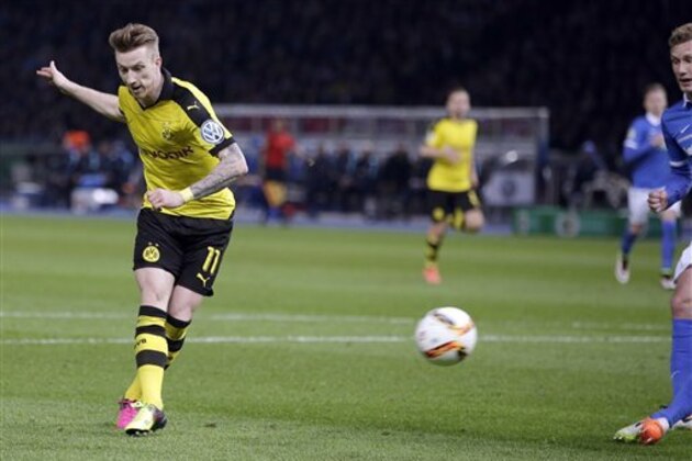 Dortmund's Marco Reus, left, scores his side's 2nd goal during the German soccer cup (DFB Pokal) semifinal match between Hertha BSC Berlin and Borussia Dortmund in Berlin, Germany, Wednesday, April 20, 2016. (AP Photo/Michael Sohn)