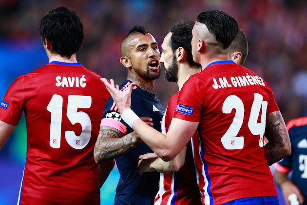 MADRID, SPAIN - APRIL 27: Juanfran of Atletico Madrid and Arturo Vidal of Bayern Munich argue during the UEFA Champions League semi final first leg match between Club Atletico de Madrid and FC Bayern Muenchen at Vincente Calderon on April 27, 2016 in Madrid, Spain.  (Photo by Gonzalo Arroyo Moreno/Getty Images)