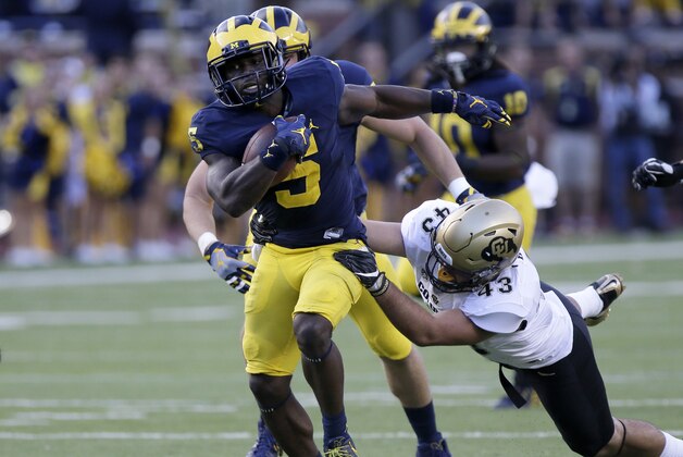ANN ARBOR, MI - SEPTEMBER 17:  Jabrill Peppers #5 of the Michigan Wolverines slips a tackle attempt by Chris Bounds #43 of the Colorado Buffaloes on a 54-yard punt return for a touchdown at Michigan Stadium on September 17, 2016 in Ann Arbor, Michigan. (Photo by Duane Burleson/Getty Images)