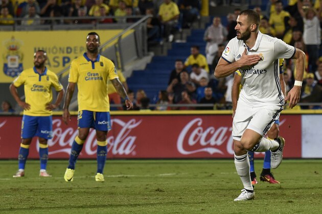 Real Madrid's French forward Karim Benzema (R) celebrates his goal during the Spanish league football match UD Las Palmas vs Real Madrid CF at the Gran Canaria stadium in Las Palmas de Gran Canaria on September 24, 2016. / AFP / DESIREE MARTIN        (Photo credit should read DESIREE MARTIN/AFP/Getty Images)
