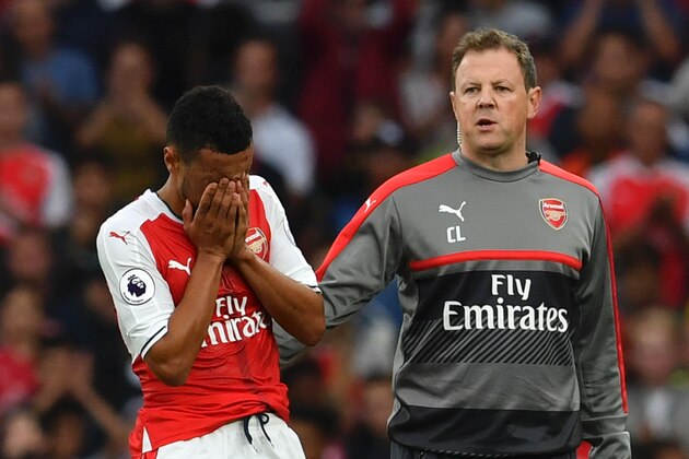Arsenal's French midfielder Francis Coquelin (L) leave the field injured during the English Premier League football match between Arsenal and Chelsea at the Emirates Stadium in London on September 24, 2016.  / AFP / Ben STANSALL / RESTRICTED TO EDITORIAL USE. No use with unauthorized audio, video, data, fixture lists, club/league logos or 'live' services. Online in-match use limited to 75 images, no video emulation. No use in betting, games or single club/league/player publications.  /         (Photo credit should read BEN STANSALL/AFP/Getty Images)