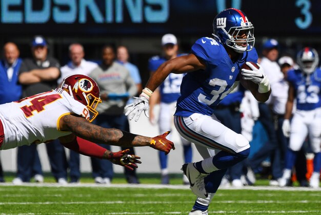 Sep 25, 2016; East Rutherford, NJ, USA; New York Giants running back Shane Vereen (34) carries the ball against the Washington Redskins in the first half at MetLife Stadium. Mandatory Credit: Robert Deutsch-USA TODAY Sports