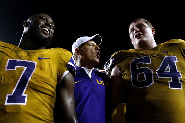BATON ROUGE, LA - SEPTEMBER 17:   Head coach Les Miles of the LSU Tigers Leonard Fournette #7 and William Clapp #64 sing LSU's alma mater after a game at Tiger Stadium on September 17, 2016 in Baton Rouge, Louisiana.  (Photo by Jonathan Bachman/Getty Images)