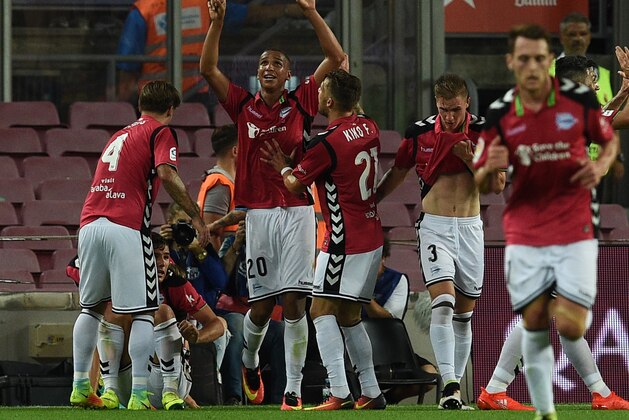 Deportivo Alaves' Brazilian forward Deyverson (C) celebrates a goal with teammates during the Spanish league football match FC Barcelona vs Deportivo Alaves at the Camp Nou stadium in Barcelona on September 10, 2016. / AFP / LLUIS GENE        (Photo credit should read LLUIS GENE/AFP/Getty Images)