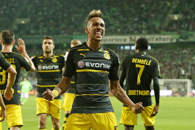 Wolfsburg, Germany 20.09.2016, 1.Bundesliga 4. Spieltag, VfL Wolfsburg - BV Borussia Dortmund, Jubel Torschuetze Pierre-Emerick Aubameyang (mi., Dortmund) zum Tor zum 0:2'n (Photo by TF-Images/Getty Images)