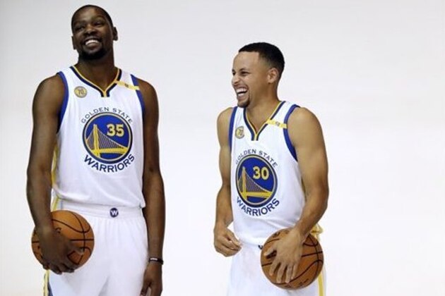 Golden State Warriors' Kevin Durant, left, and Stephen Curry joke as they pose for photos during NBA basketball media day Monday, Sept. 26, 2016, in Oakland, Calif. (AP Photo/Marcio Jose Sanchez)