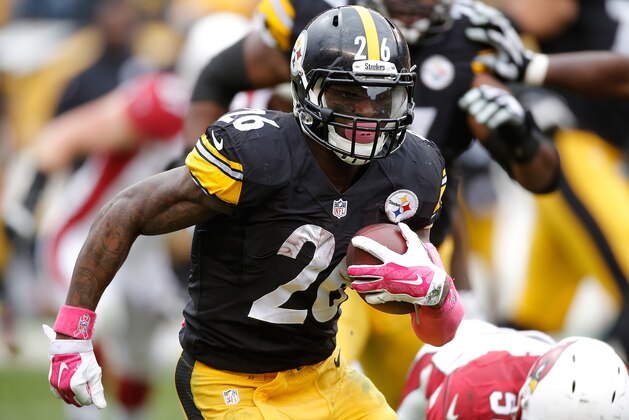 PITTSBURGH, PA - OCTOBER 18:  Le'Veon Bell #26 of the Pittsburgh Steelers carries the ball against the Arizona Cardinals at Heinz Field on October 18, 2015 in Pittsburgh, Pennsylvania.  (Photo by Gregory Shamus/Getty Images)