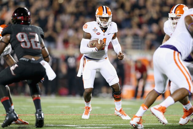 LOUISVILLE, KY - SEPTEMBER 17:  Deshaun Watson #4 of the Clemson Tigers runs with the ball during the game against the Louisville Cardinals at Papa John's Cardinal Stadium on September 17, 2015 in Louisville, Kentucky.  (Photo by Andy Lyons/Getty Images)