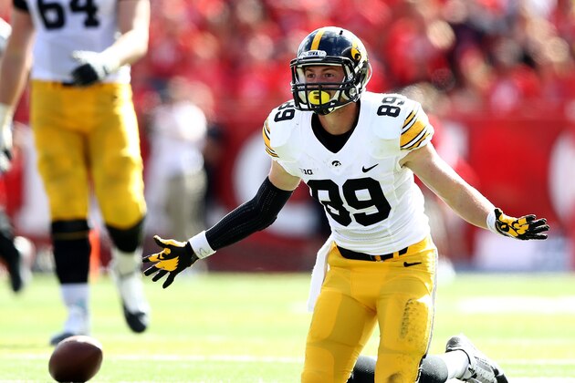 PISCATAWAY, NJ - SEPTEMBER 24:  Matt VandeBerg #89 of the Iowa Hawkeyes reacts to a missed catch in the fourth quarter against the Rutgers Scarlet Knights at High Point Solutions Stadium on September 24, 2016 in Piscataway, New Jersey.The Iowa Hawkeyes defeated the Rutgers Scarlet Knights 14-7.  (Photo by Elsa/Getty Images)