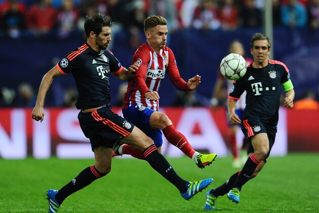MADRID, SPAIN - APRIL 27:  Antoine Griezmann of Atletico Madrid takes on Javi Martinez and Philipp Lahm of Bayern Munich during the UEFA Champions League semi final first leg match between Club Atletico de Madrid and FC Bayern Muenchen at Vincente Calderon on April 27, 2016 in Madrid, Spain.  (Photo by David Ramos/Getty Images)