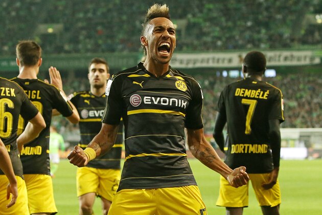 Wolfsburg, Germany 20.09.2016, 1.Bundesliga 4. Spieltag, VfL Wolfsburg - BV Borussia Dortmund, Jubel Torschuetze Pierre-Emerick Aubameyang (mi., Dortmund) zum Tor zum 0:2'n (Photo by TF-Images/Getty Images)