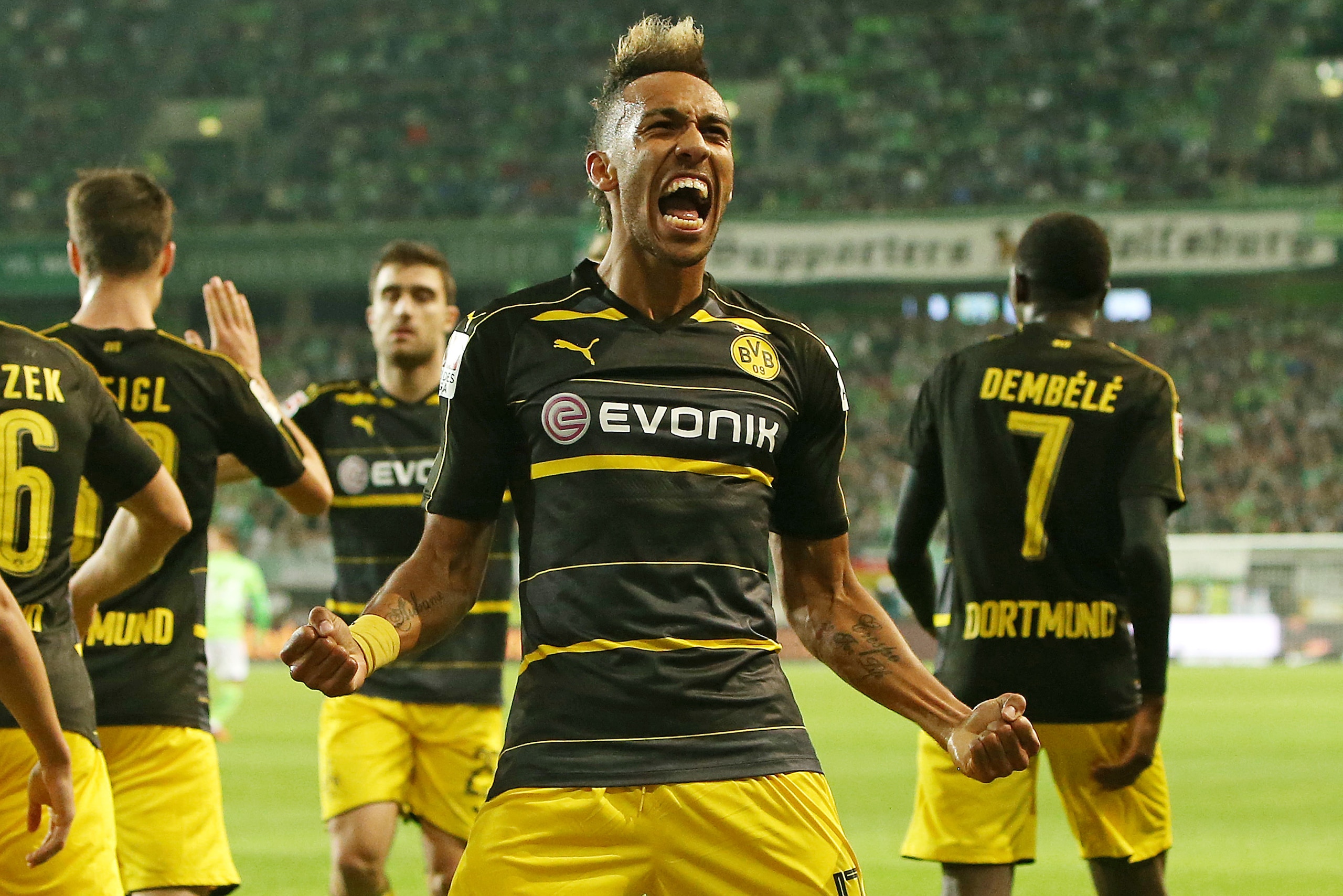 Wolfsburg, Germany 20.09.2016, 1.Bundesliga 4. Spieltag, VfL Wolfsburg - BV Borussia Dortmund, Jubel Torschuetze Pierre-Emerick Aubameyang (mi., Dortmund) zum Tor zum 0:2'n (Photo by TF-Images/Getty Images)