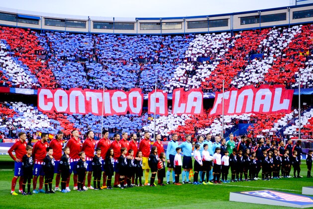 MADRID, SPAIN - APRIL 27:  Club Atletico de Madrid and FC Bayern Muenchen players pose ahead of the UEFA Champions League semi final first leg match between Club Atletico de Madrid and FC Bayern Muenchen at Vincente Calderon on April 27, 2016 in Madrid, Spain.  (Photo by David Ramos/Getty Images)