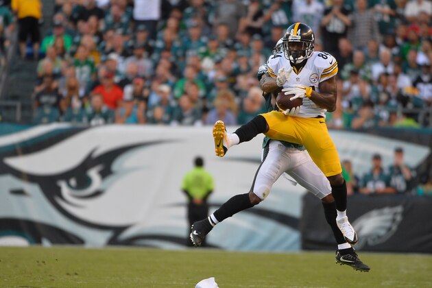 PHILADELPHIA, PA - SEPTEMBER 25:  Antonio Brown #84 of the Pittsburgh Steelers catches over Jalen Mills #31 of the Philadelphia Eagles in the third quarter at Lincoln Financial Field on September 25, 2016 in Philadelphia, Pennsylvania.  (Photo by Alex Goodlett/Getty Images)