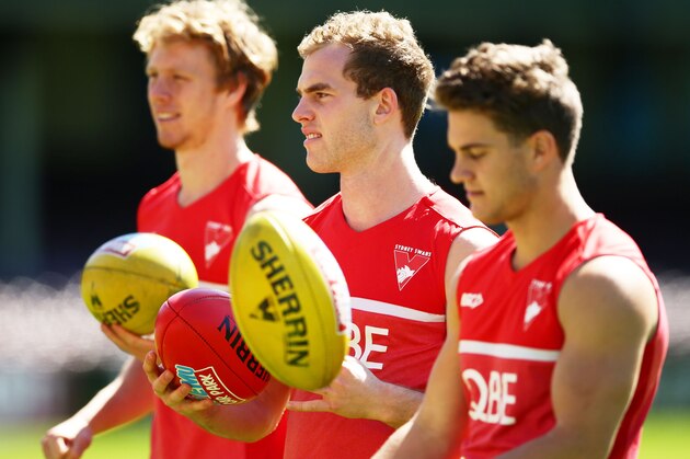 SYDNEY, AUSTRALIA - SEPTEMBER 26:  Tom Mitchell of the Swans (C) completes a drill during a Sydney Swans AFL training session at Sydney Cricket Ground on September 26, 2016 in Sydney, Australia.  (Photo by Matt King/Getty Images)