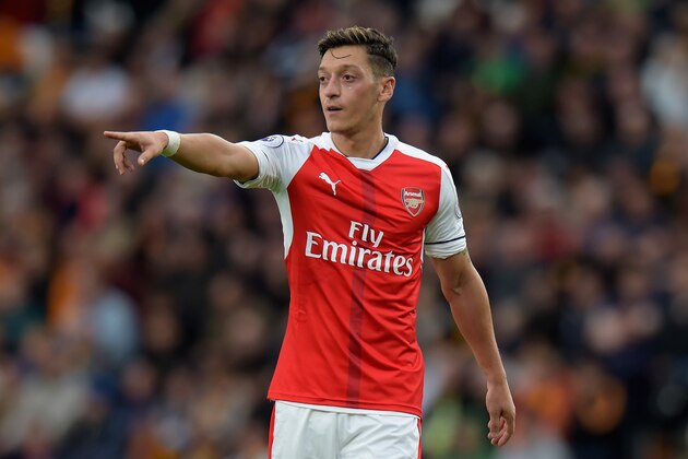 HULL, ENGLAND - SEPTEMBER 17:  Mesut Ozil of Arsenal during the Premier League match between Hull City and Arsenal at KCOM Stadium on September 17, 2016 in Hull, England.  (Photo by Tony Marshall/Getty Images)