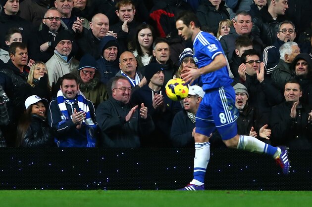 LONDON, ENGLAND - DECEMBER 26:  Frank Lampard of Chelsea walks past the Chelsea fans as he prepares to take a corner during the Barclays Premier League match between Chelsea and Swansea City at Stamford Bridge on December 26, 2013 in London, England.  (Photo by Warren Little/Getty Images)
