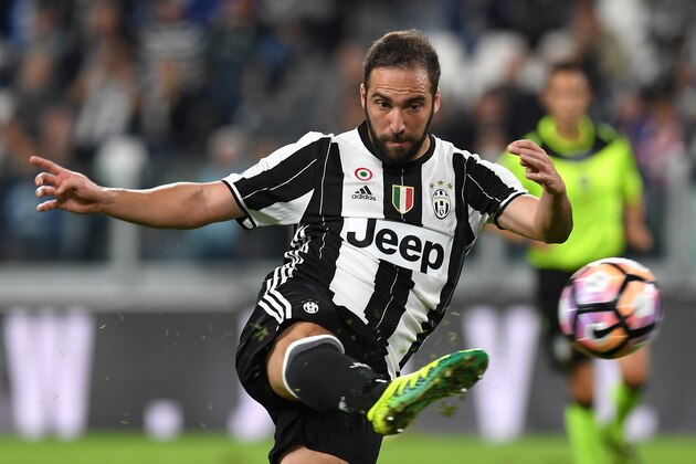TURIN, ITALY - SEPTEMBER 21:  Gonzalo Higuain of Juventus FC kicks the ball during the Serie A match between Juventus FC and Cagliari Calcio at Juventus Stadium on September 21, 2016 in Turin, Italy.  (Photo by Valerio Pennicino/Getty Images)