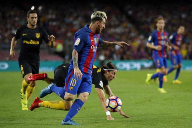 FC Barcelona's Lionel Messi, center, duels for the ball against Atletico Madrid's Filipe Lu's during the Spanish La Liga soccer match between FC Barcelona and Atletico Madrid at the Camp Nou in Barcelona, Spain, Wednesday, Sept. 21, 2016. (AP Photo/Manu Fernandez)