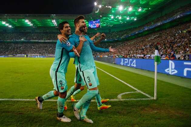 Barcelona's defender Gerard Pique celebrates scoring the 1-2 goal with his teammates during the UEFA Champions League first-leg group C football match between Borussia Moenchengladbach and FC Barcelona at the Borussia Park in Moenchengladbach, western Germany on September 28, 2016. / AFP / Odd ANDERSEN        (Photo credit should read ODD ANDERSEN/AFP/Getty Images)