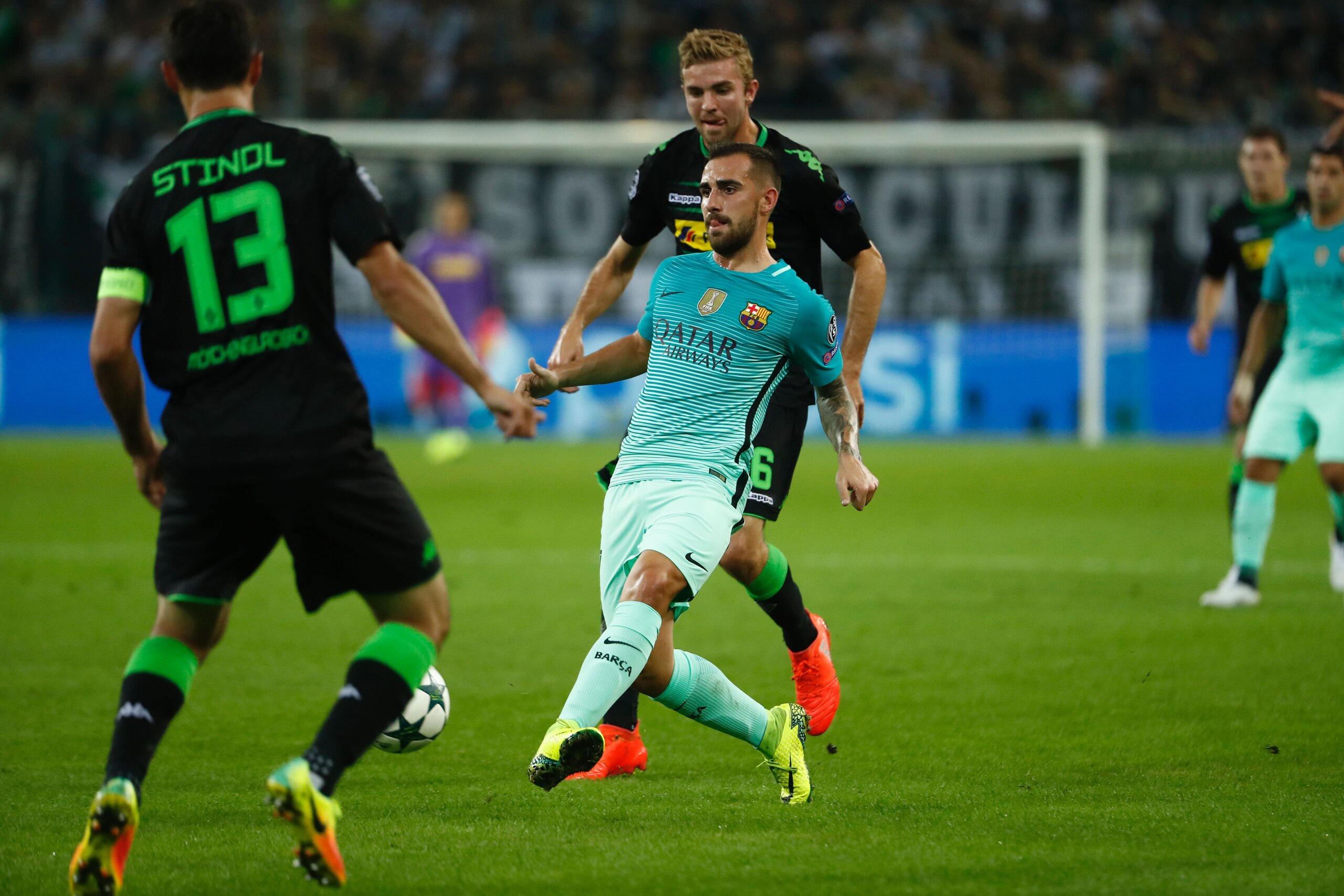 Barcelona's forward Paco Alcacer (C) vie for the ball with Moenchengladbach's forward Lars Stindl (L) and Moenchengladbach's midfielder Christoph Kramer (R) during the UEFA Champions League first-leg group C football match between Borussia Moenchengladbach and FC Barcelona at the Borussia Park in Moenchengladbach, western Germany on September 28, 2016. / AFP / Odd ANDERSEN        (Photo credit should read ODD ANDERSEN/AFP/Getty Images)