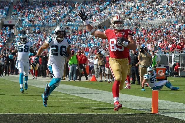 CHARLOTTE, NC - SEPTEMBER 18:  Vance McDonald #89 of the San Francisco 49ers scores a touchdown against the Carolina Panthers in the 4th quarter during the game at Bank of America Stadium on September 18, 2016 in Charlotte, North Carolina.  (Photo by Grant Halverson/Getty Images)