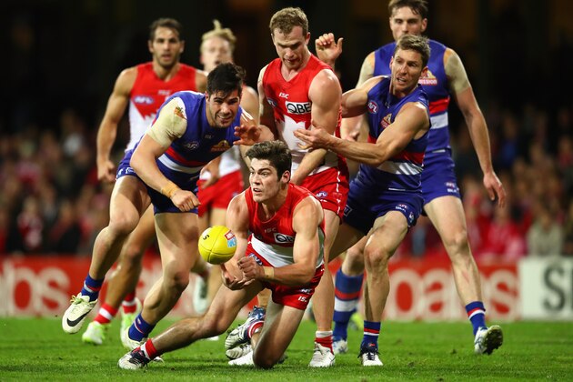 SYDNEY, AUSTRALIA - JULY 02:  George Hewett of the Swans handpasses during the round 15 AFL match between the Sydney Swans and the Western Bulldogs at Sydney Cricket Ground on July 2, 2016 in Sydney, Australia.  (Photo by Cameron Spencer/Getty Images)