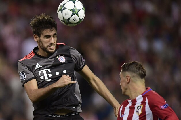 Bayern Munich's Spanish midfielder Javi Martinez (L) vies with Atletico Madrid's forward Fernando Torres during the UEFA Champions League Group D football match Club Atletico de Madrid vs FC Bayern Munich at the Vicente Calderon stadium in Madrid on September 28, 2016. / AFP / JAVIER SORIANO        (Photo credit should read JAVIER SORIANO/AFP/Getty Images)