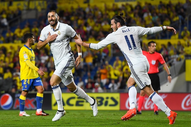 LAS PALMAS, SPAIN - SEPTEMBER 24:  UD Karim Benzema (L) celebrates with his team mate Gareth Bale after scoring his team's second goal of Real Madrid CF during the La Liga match between UD Las Palmas and Real Madrid CF on September 24, 2016 in Las Palmas, Spain.  (Photo by David Ramos/Getty Images)