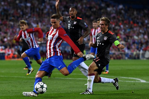 MADRID, SPAIN - SEPTEMBER 28:  Fernando Torres of Atletico Madrid shoots at goal under pressure from Philipp Lahm of Bayern Muenchen during the UEFA Champions League group D match between Club Atletico de Madrid and FC Bayern Muenchen at the Vicente Calderon Stadium on September 28, 2016 in Madrid, Spain.  (Photo by David Ramos/Getty Images)