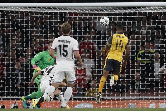 Arsenal's English midfielder Theo Walcott (R) heads the opening goal past Basel's Czech goalkeeper Tomas Vaclik (L) during the UEFA Champions League Group A football match between Arsenal and FC Basel at The Emirates Stadium in London on September 28, 2016. / AFP / Adrian DENNIS        (Photo credit should read ADRIAN DENNIS/AFP/Getty Images)