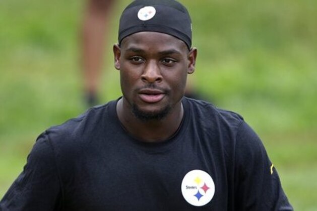 Pittsburgh Steelers running back Le'Veon Bell (26) stretches during a practice at the NFL football team's training camp in Latrobe, Pa., on Monday, Aug. 1, 2016. (AP Photo/Gene J. Puskar)