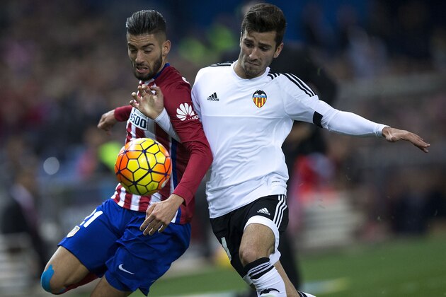 MADRID, SPAIN - OCTOBER 25: Yannick Carrasco (L) of Atletico de Madrid competes for the ball with Jose Gaya (R) of Valencia CF during the La Liga amtch between Club Atletico de Madrid and Valencia CF at Vicente Calderon Stadium on October 25, 2015 in Madrid, Spain.  (Photo by Gonzalo Arroyo Moreno/Getty Images)
