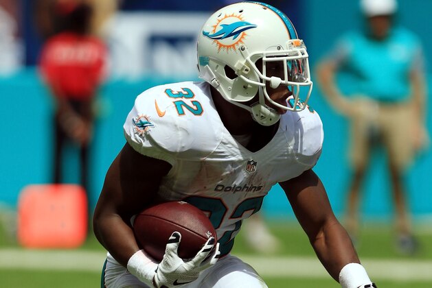 MIAMI GARDENS, FL - SEPTEMBER 25: Kenyan Drake #32 of the Miami Dolphins runs against the Cleveland Browns in the first quarter on September 25, 2016 in Miami Gardens, Florida.  (Photo by Marc Serota/Getty Images)