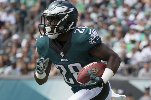 PHILADELPHIA, PA - SEPTEMBER 11: Wendell Smallwood #28 of the Philadelphia Eagles plays against the Cleveland Browns at Lincoln Financial Field on September 11, 2016 in Philadelphia, Pennsylvania. The Eagles defeated the Browns 29-10. (Photo by Mitchell Leff/Getty Images)
