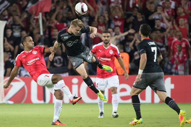 Hapoel Beer-Sheva's Israeli midfielder Maharan Radi (L) vie for the ball against Southampton's English forward Jake Hesketh (R) during their UEFA Europa League football match group K between Hapoel Beer-Sheva and Southampton, on September 29, 2016, at the Turner Stadium in the Israeli southern city of Beer Sheva.  / AFP / JACK GUEZ        (Photo credit should read JACK GUEZ/AFP/Getty Images)