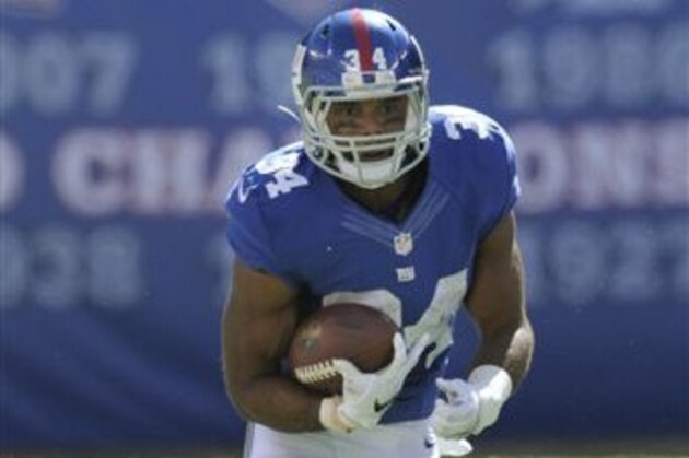 New York Giants' Shane Vereen (34) rushes during the first half of an NFL football game against the Washington Redskins Sunday, Sept. 25, 2016, in East Rutherford, N.J.  (AP Photo/Bill Kostroun)
