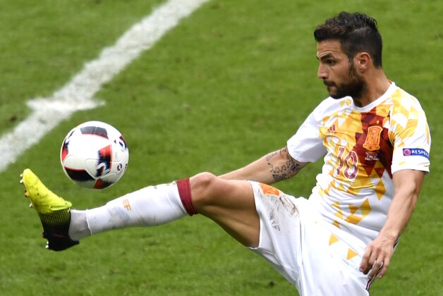 Spain's midfielder Cesc Fabregas controls the ball during Euro 2016 round of 16 football match between Italy and Spain at the Stade de France stadium in Saint-Denis, near Paris, on June 27, 2016.   / AFP / PHILIPPE LOPEZ        (Photo credit should read PHILIPPE LOPEZ/AFP/Getty Images)