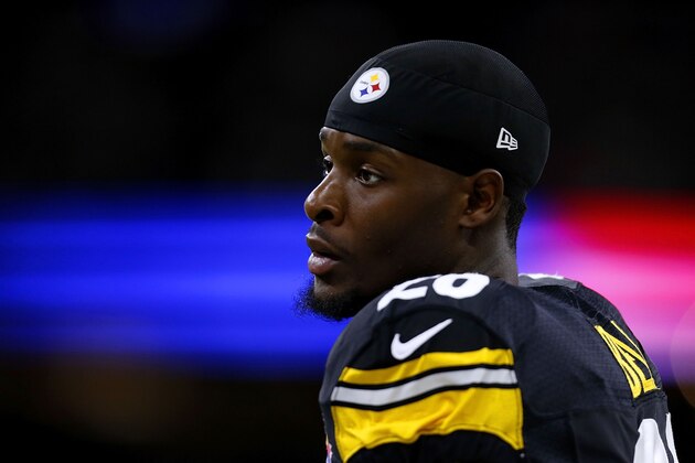 NEW ORLEANS, LA - AUGUST 26:  Le'Veon Bell #26 of the Pittsburgh Steelers warms up before a game at the Mercedes-Benz Superdome on August 26, 2016 in New Orleans, Louisiana.  (Photo by Jonathan Bachman/Getty Images)