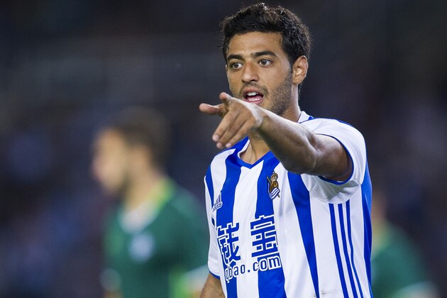 SAN SEBASTIAN, SPAIN - SEPTEMBER 30:  Carlos Vela of Real Sociedad reacts during the La Liga match between Real Sociedad de Futbol and Real Betis Balompie at Estadio Anoeta on September 30, 2016 in San Sebastian, Spain.  (Photo by Juan Manuel Serrano Arce/Getty Images)